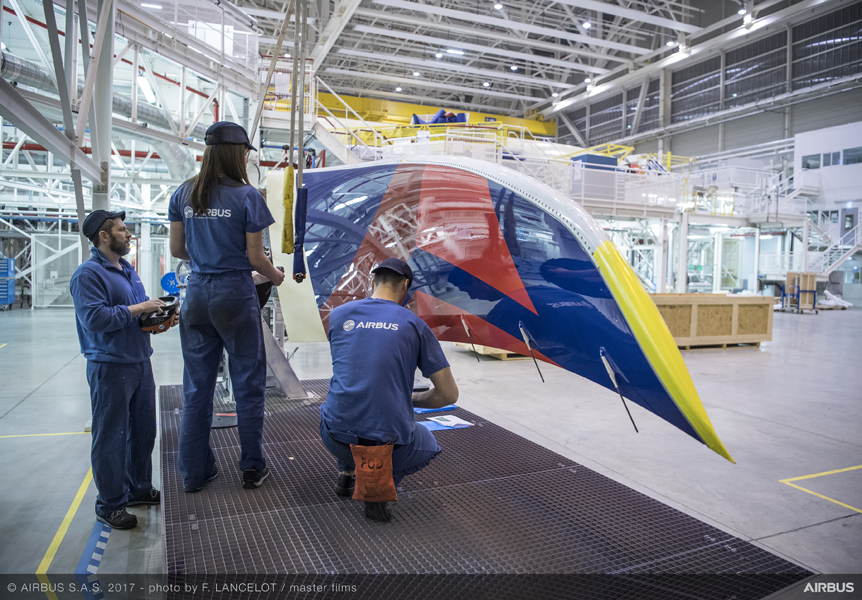 Подготовката на характерния уинглет на А350 в цветовете на Delta