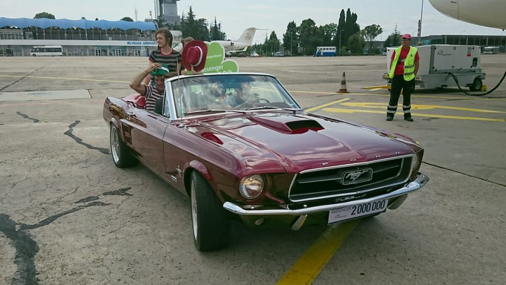 Джейн Магуайър и семейството й бяха изненадани с ВИП посрещане и червен Ford Mustang