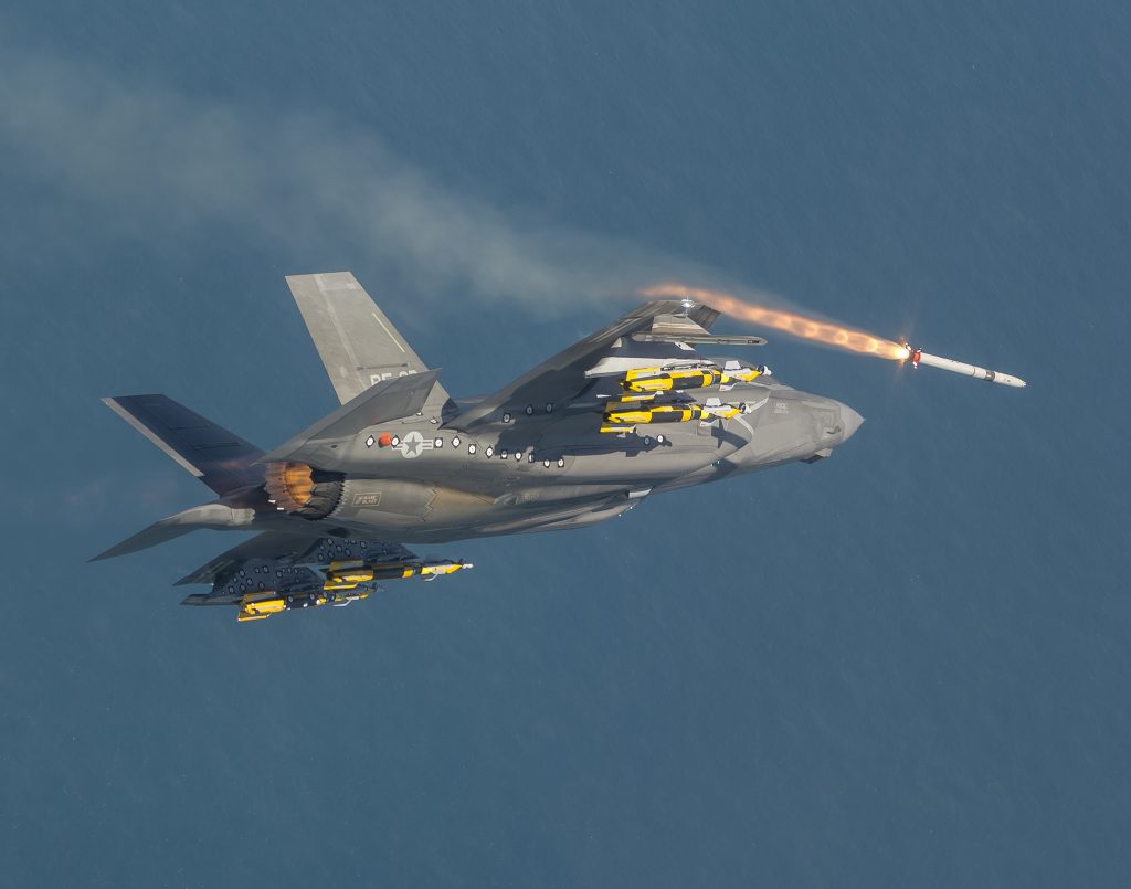 F-35B тества стрелба с ракети ASRAAM