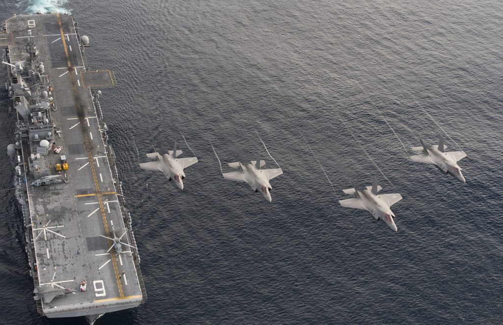 F-35B прелитат над USS America