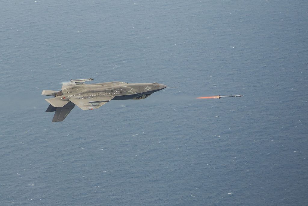 F-35C по време на тестови стрелби с ракета AIM-9X Сайдуиндър... наопаки