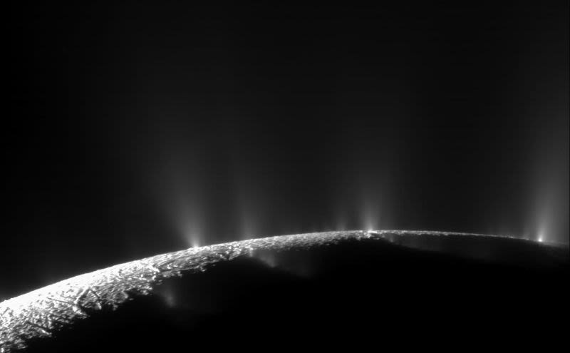 Гейзерите на Енцелад