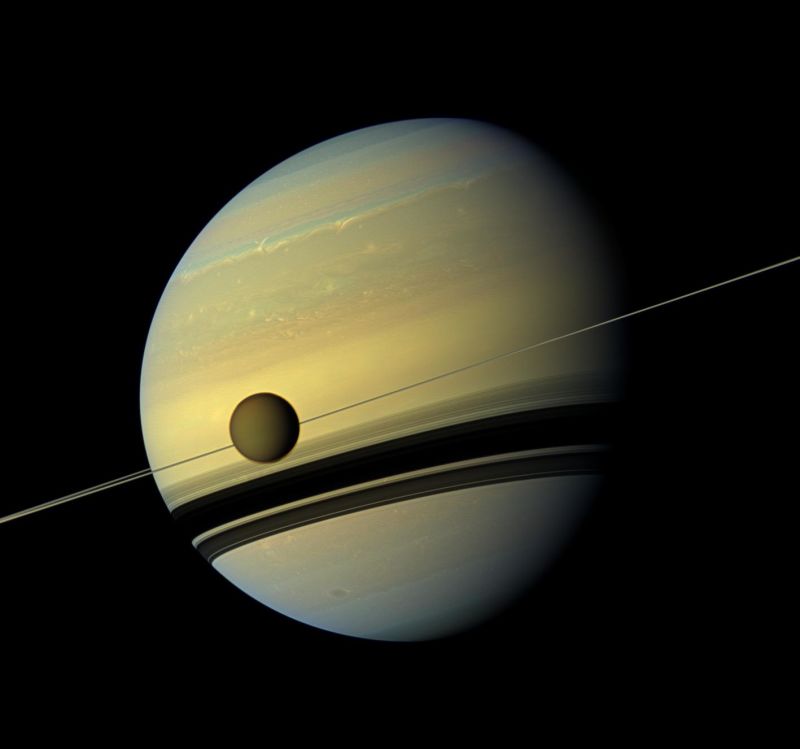 Енцелад на фона на Сатурн