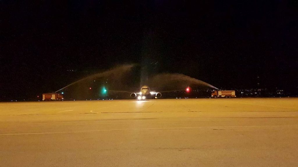 На летище Пловдив първият полет от Брюксел беше посрещнат с водна арка, въпреки късния час