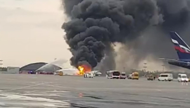След твърдото кацане самолетът е излязъл от пистата и е обхванат в пламъци