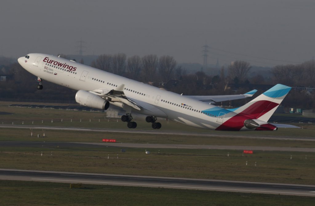 Eurowings наемаше на мокър лизинг А330 за далечните си полети от SunExpress, която е съвместно дружество между Луфтханза и Turkish Airlines