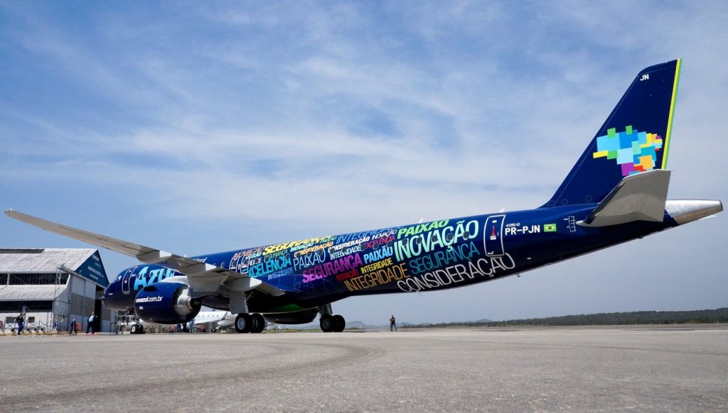 Azul има 125 самолета Embraer, Airbus и ATR и оперира до 112 дестинации в Южна, Централна и Северна Америка. 