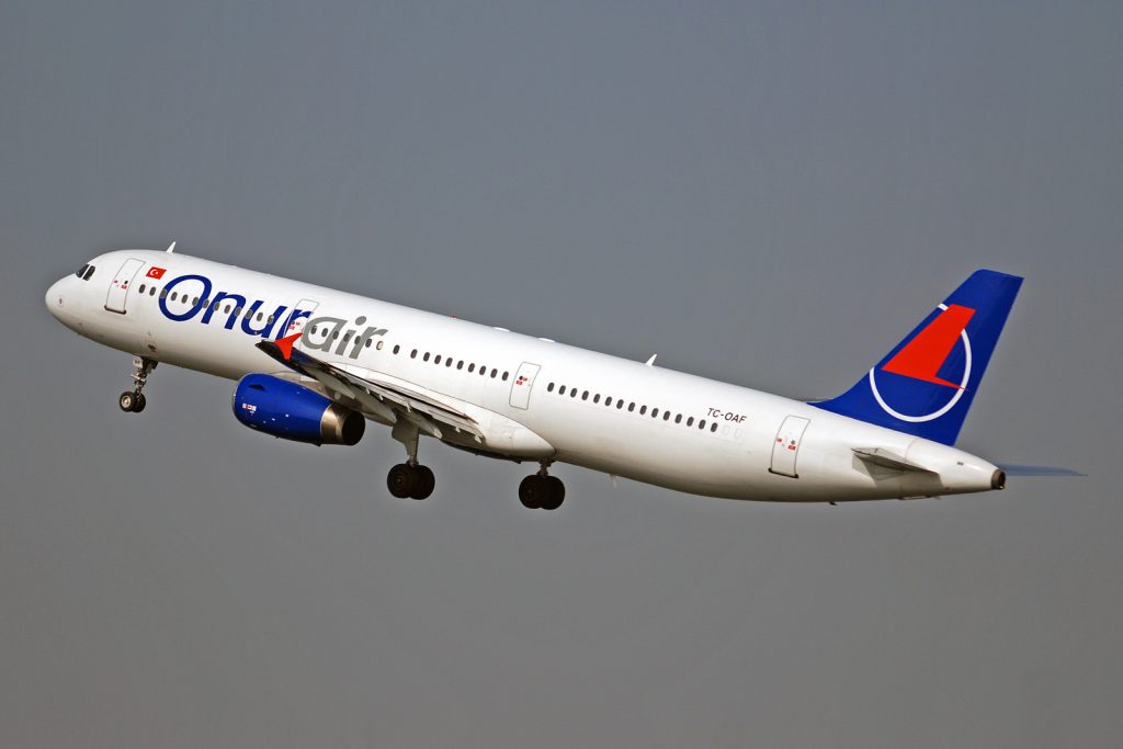 A321-200 в цветовете на Onur Air