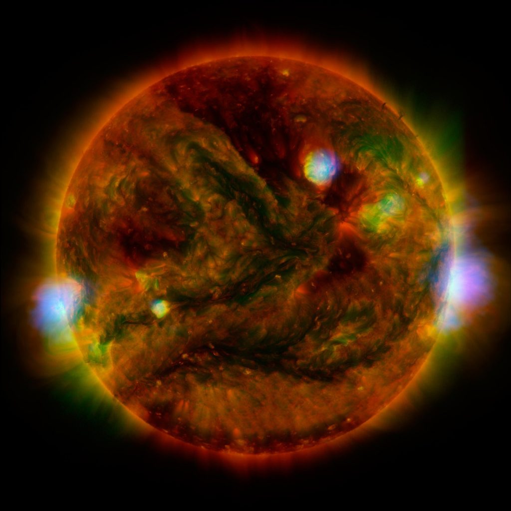 Тази снимка от комбинация от инфрачервена, ултравиолетова и видима светлина от три различни телескопа: Ядрената спектроскопска мрежова лаборатория на НАСА, японската космическа сонда Хиноде и Обсерваторията по слънчева динамика на НАСА.