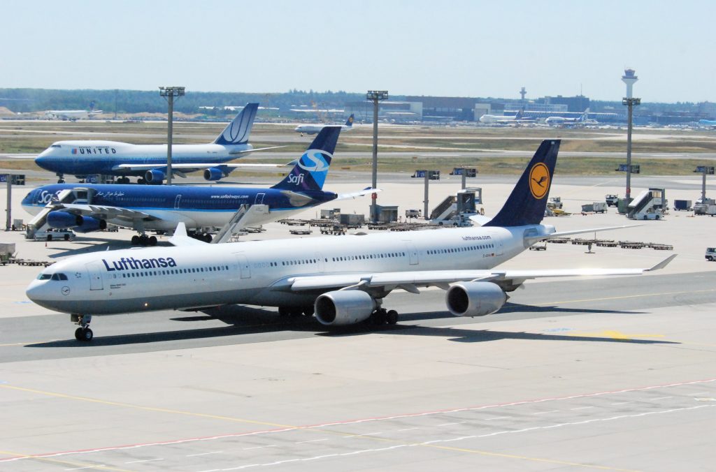 Airbus A340-600 във Франкфурт. Това е най-дългият самолет във флота на Луфтханза и компанията оперираше с общо 17 от типа, 7 от които вече са спрени от полети