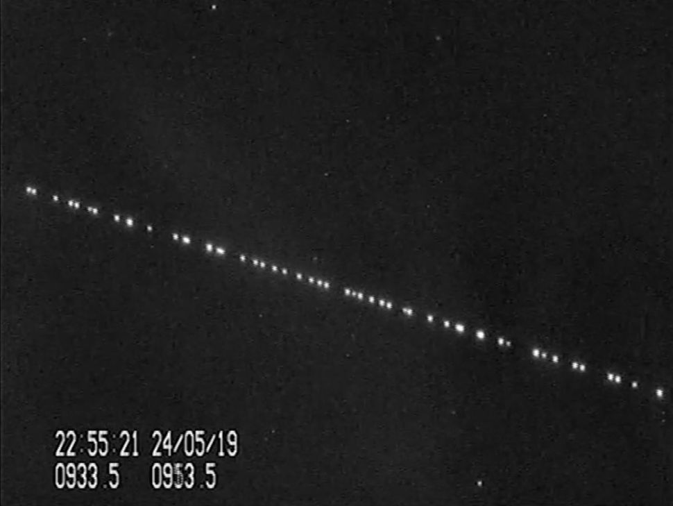 Влакчето на Starlink преминава през звездното небе над Лайден, Нидерландия, на 24 май 2019 - ден след първото изстрелване. 