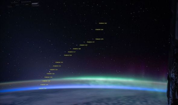 Група 3 от съзвездието наблюдавана от Международната космическа станция. Комуникационните спътници са изведени на по-голяма височина и не застрашават работата на МКС.