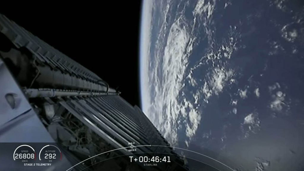 Снимка от борда на Falcon 9 в орбита малко преди освобождаването на първата група от 60 спътника на 23 май 2019