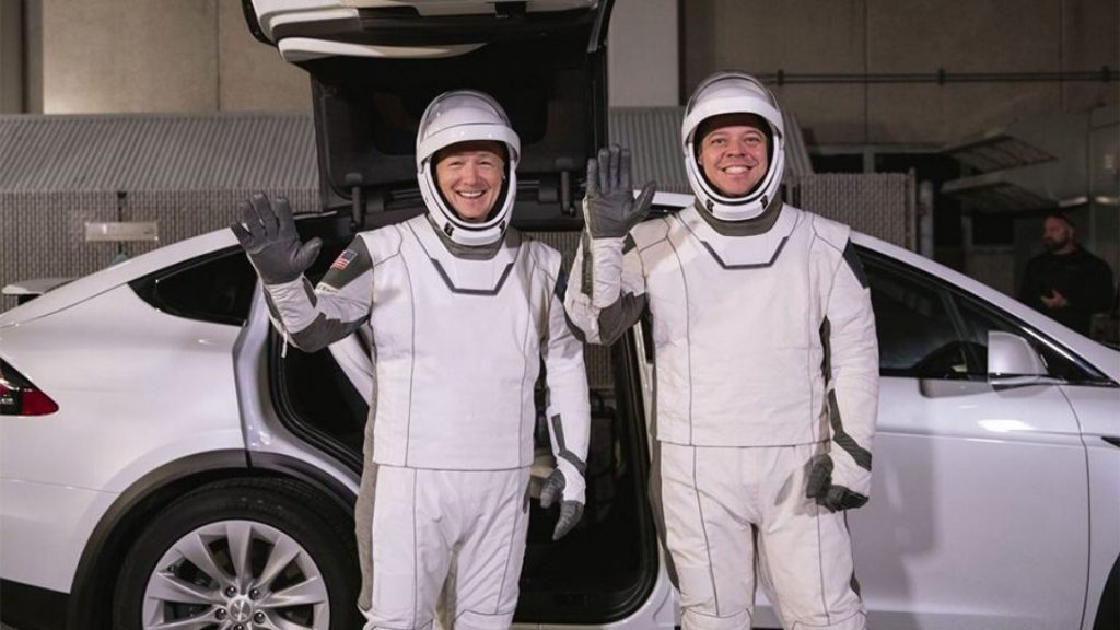 Астронавтите Дъг Хърли /ляво/ и Боб Бенкен по време на пробите на космическите костюми на SpaceX в Хоторн, Калифорния,, заедно с Tesla Model X автомобила, с който ще бъдат превозени до стартовата площадка. 