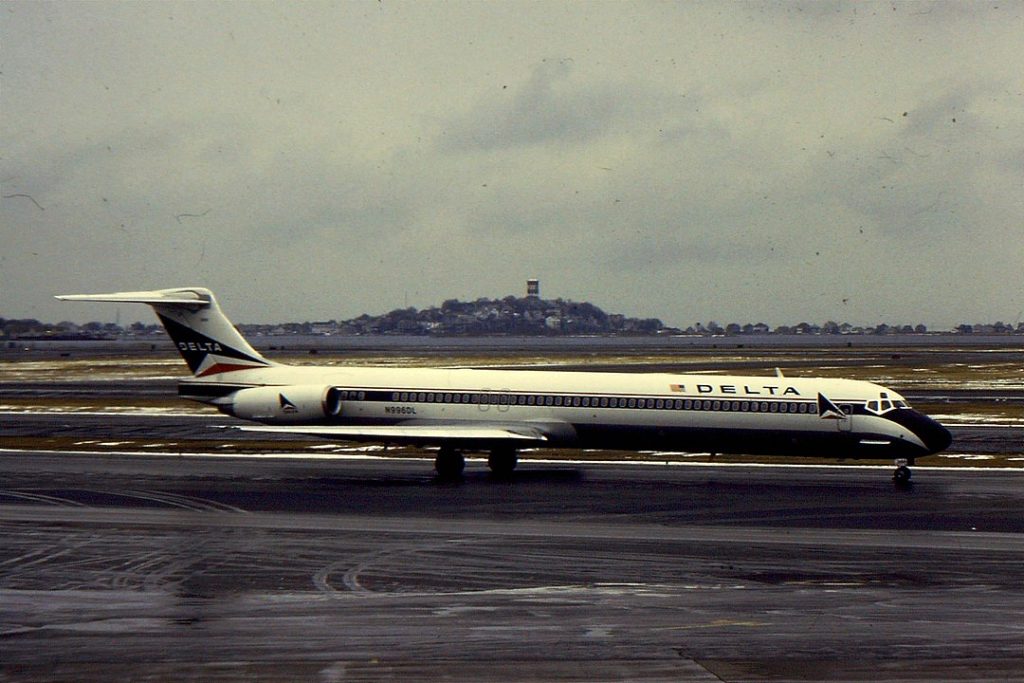 MD-88 в старата окраска на Delta. На снимката горе е MD-90 в актуалната ливрея