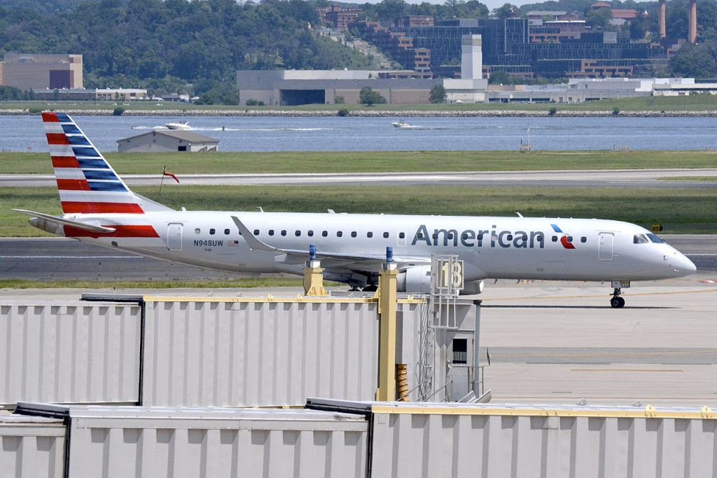 Embraer E-190 също идва в American в наследство от US Airways, където е наличен от 2006-а