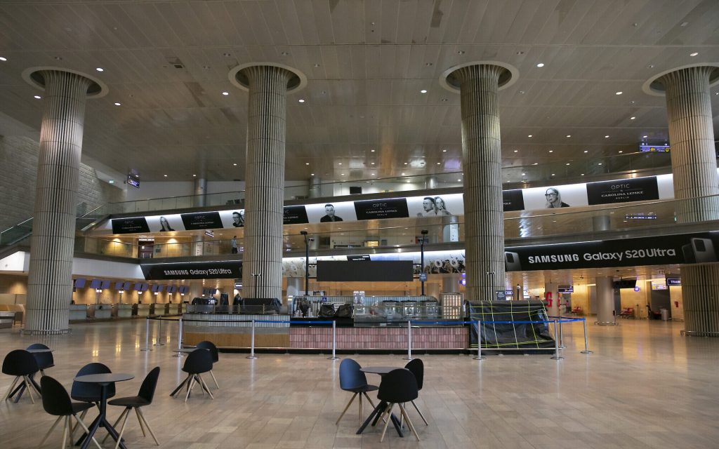 Празната зала Пристигащи на летище Бен Гурион - 2 юли 2020.