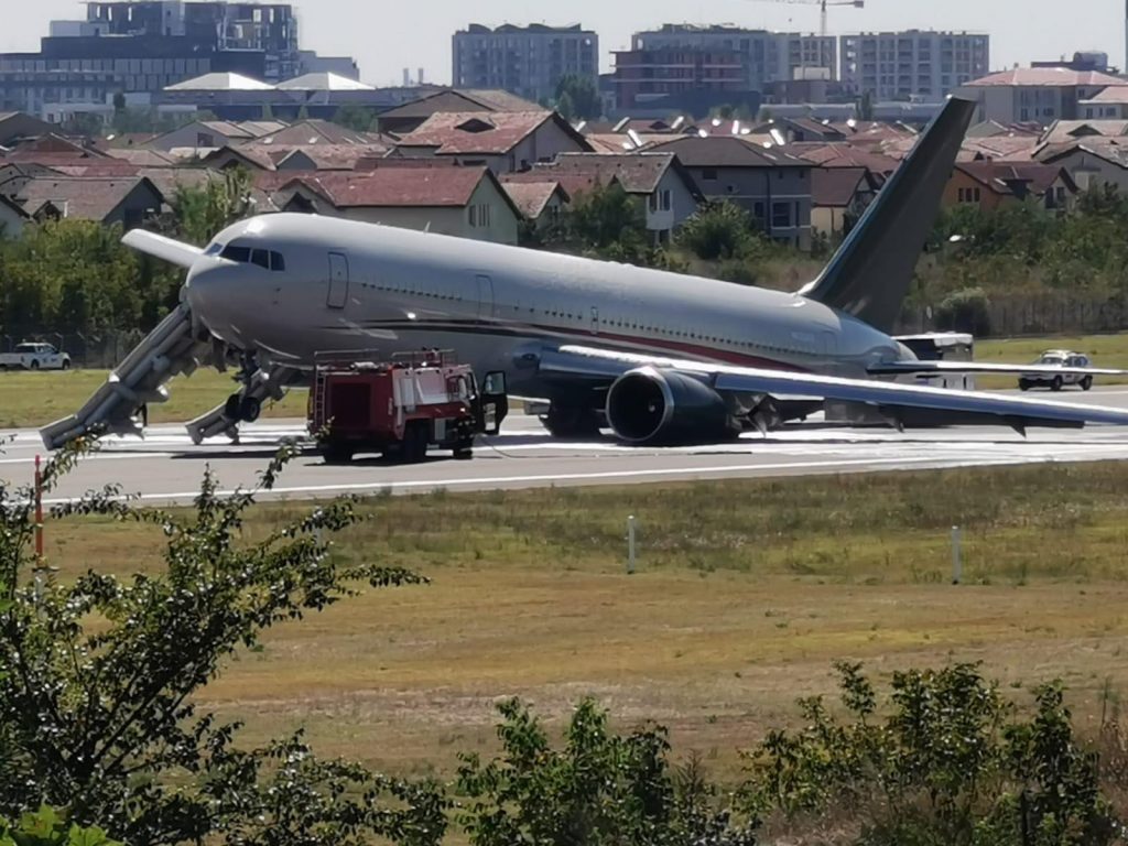 Самолетът е евакуиран на пистата веднага след кацането и няма пострадали пътници и членове на екипажа