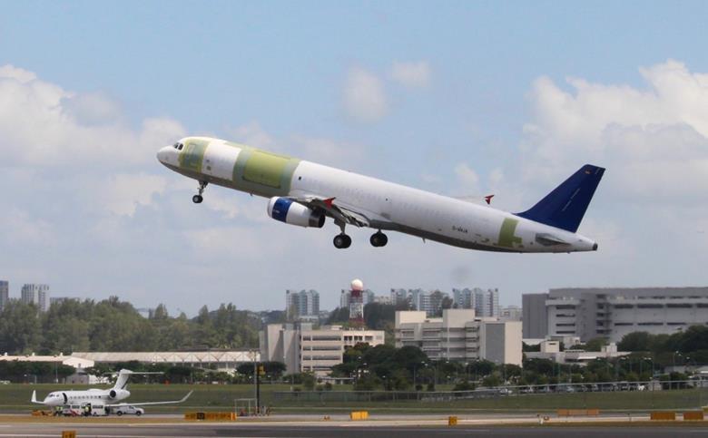 Първият A321P2F по време на полетните изпитания в Сингапур. Самолетът е собственост на лизинговото дружество Vallair